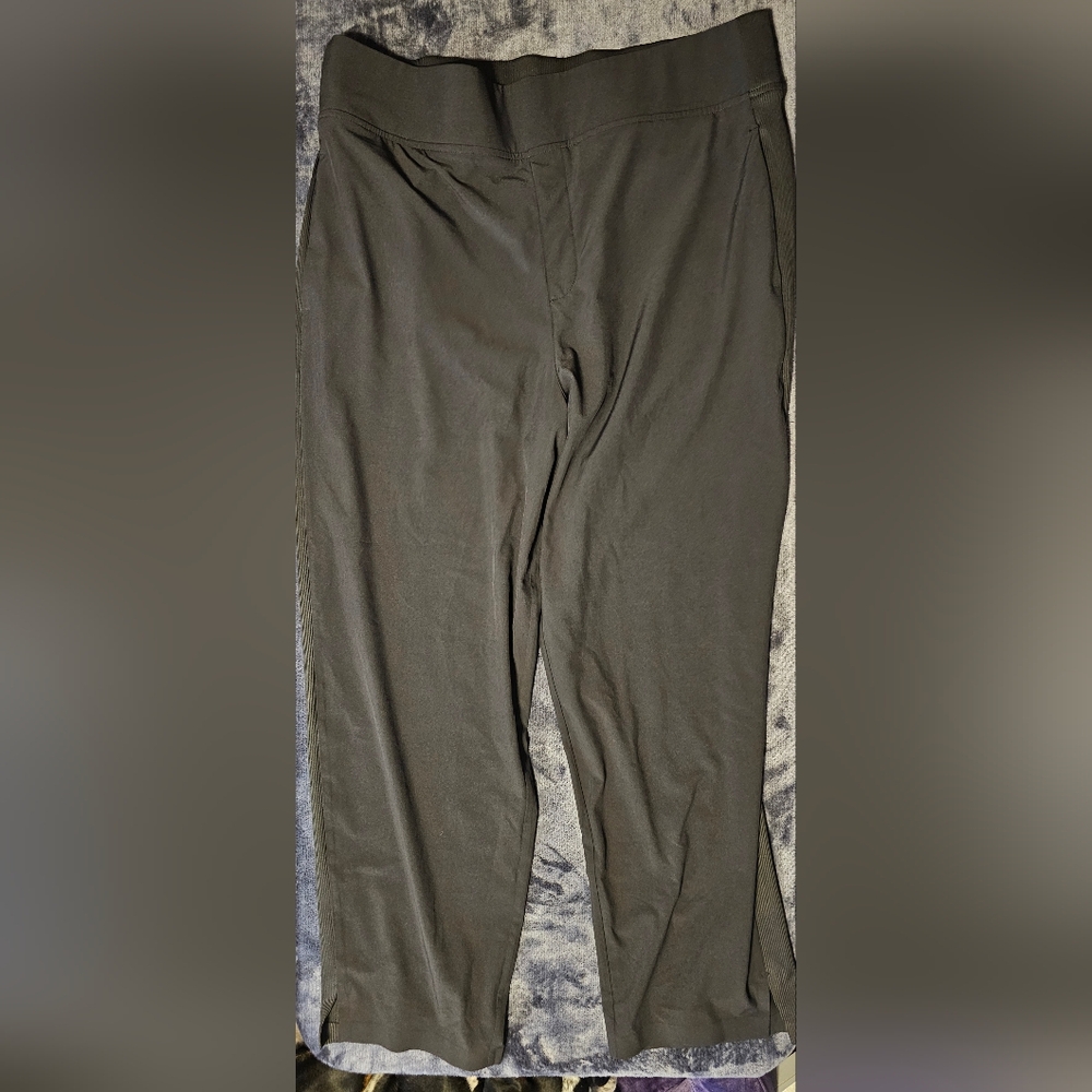 Kirkland Signature Women's Black Cropped Pants